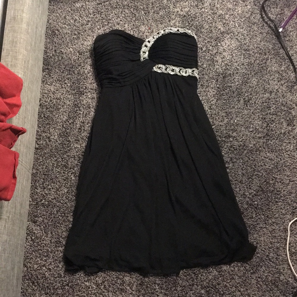 black sweetheart neckline dress